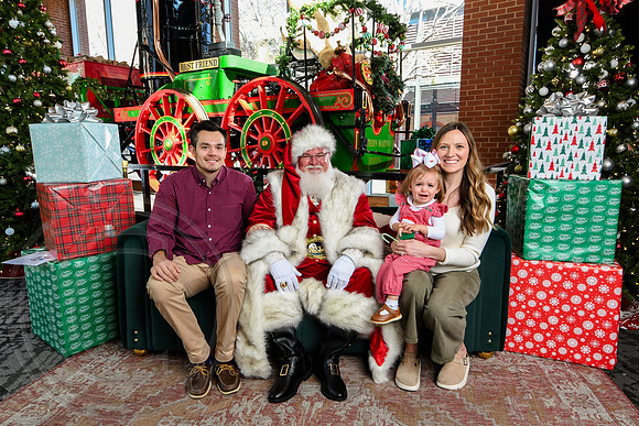 RKPhoto-2025-TheCharlestonSanta-Nov28-0255