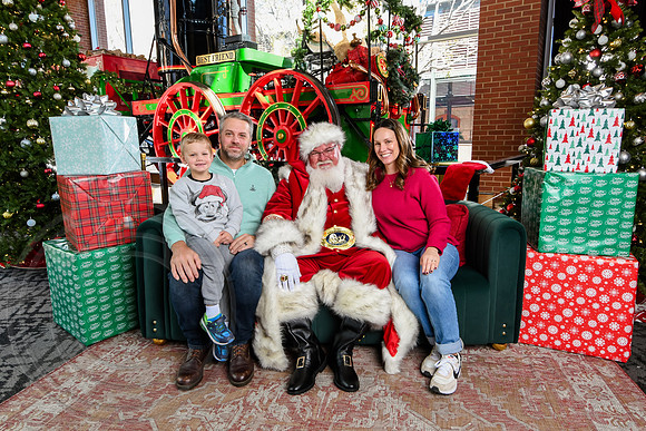 RKPhoto-2025-TheCharlestonSanta-Nov28-0257