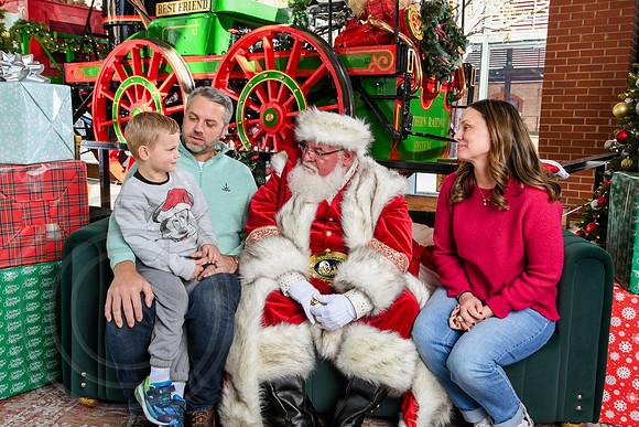RKPhoto-2025-TheCharlestonSanta-Nov28-0258