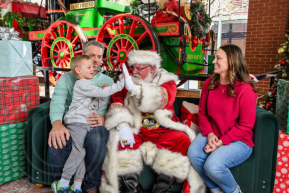RKPhoto-2025-TheCharlestonSanta-Nov28-0260