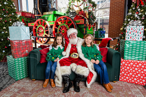 RKPhoto-2025-TheCharlestonSanta-Nov28-0261