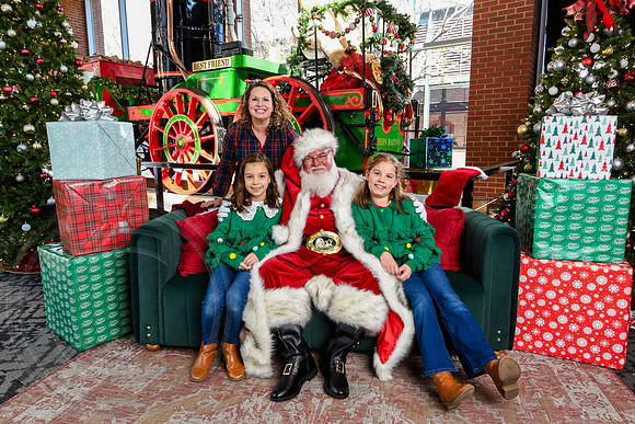 RKPhoto-2025-TheCharlestonSanta-Nov28-0262