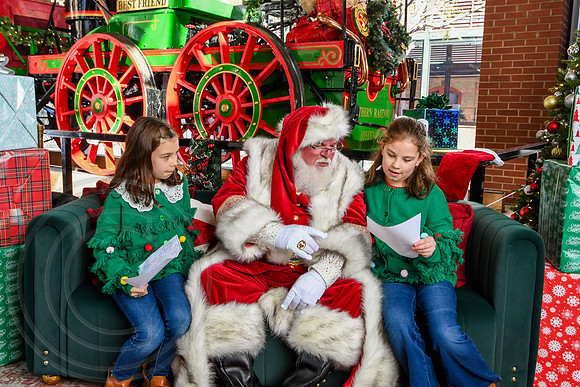 RKPhoto-2025-TheCharlestonSanta-Nov28-0263