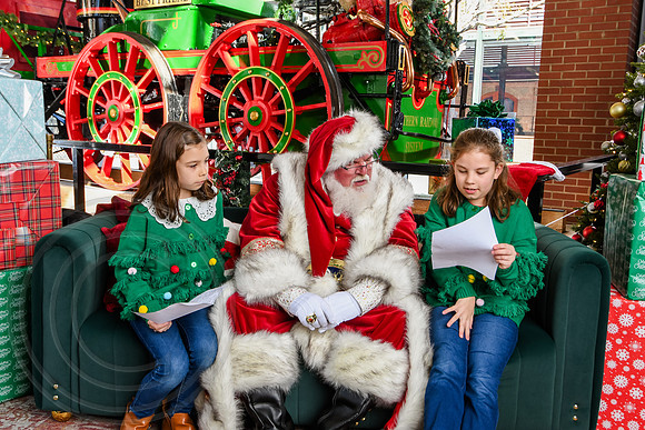 RKPhoto-2025-TheCharlestonSanta-Nov28-0264