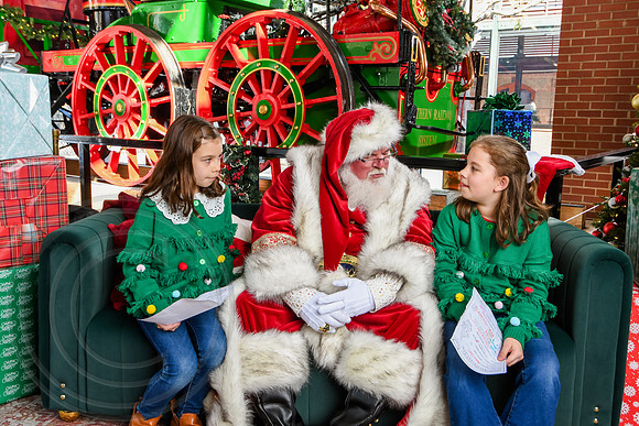 RKPhoto-2025-TheCharlestonSanta-Nov28-0265
