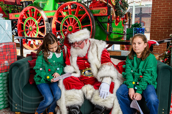 RKPhoto-2025-TheCharlestonSanta-Nov28-0266