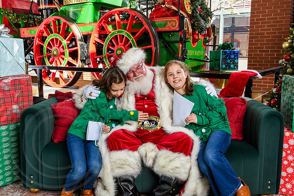 RKPhoto-2025-TheCharlestonSanta-Nov28-0267