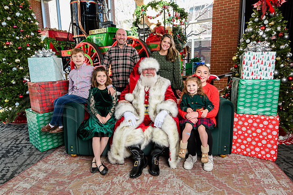 RKPhoto-2025-TheCharlestonSanta-Nov28-0269