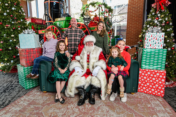 RKPhoto-2025-TheCharlestonSanta-Nov28-0270