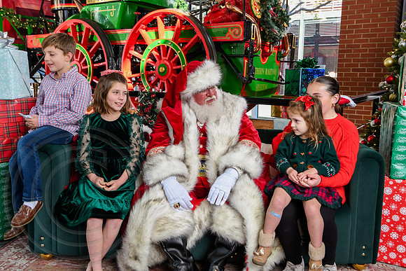 RKPhoto-2025-TheCharlestonSanta-Nov28-0271