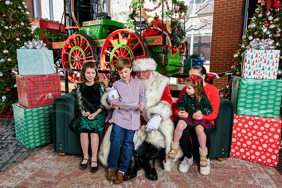 RKPhoto-2025-TheCharlestonSanta-Nov28-0272