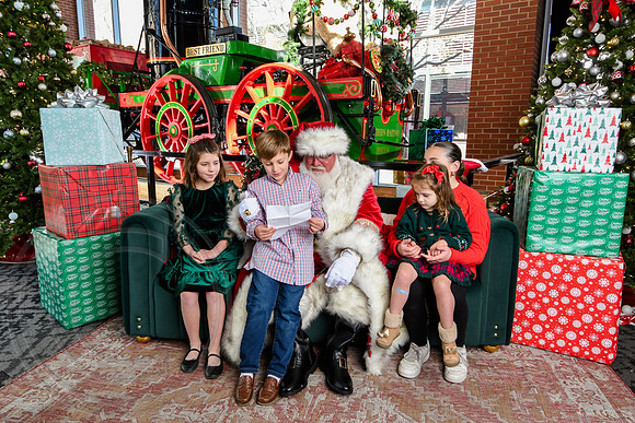 RKPhoto-2025-TheCharlestonSanta-Nov28-0273