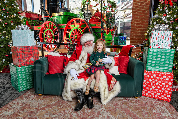 RKPhoto-2025-TheCharlestonSanta-Nov28-0274