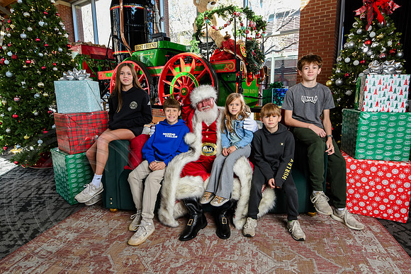 RKPhoto-2025-TheCharlestonSanta-Nov28-0279