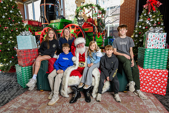 RKPhoto-2025-TheCharlestonSanta-Nov28-0280