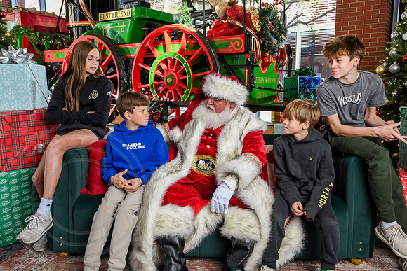 RKPhoto-2025-TheCharlestonSanta-Nov28-0282