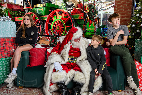 RKPhoto-2025-TheCharlestonSanta-Nov28-0283
