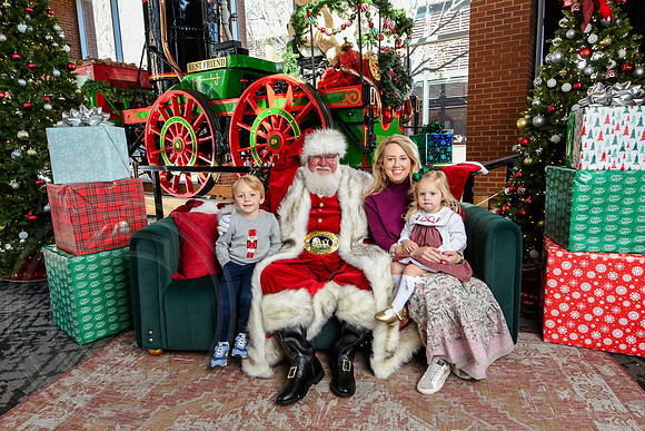 RKPhoto-2025-TheCharlestonSanta-Nov28-0285