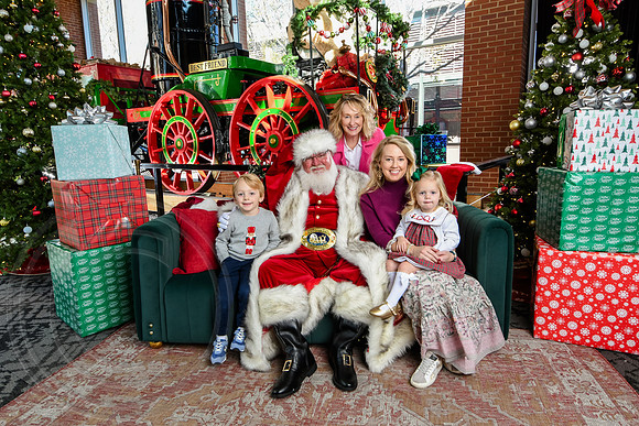 RKPhoto-2025-TheCharlestonSanta-Nov28-0286