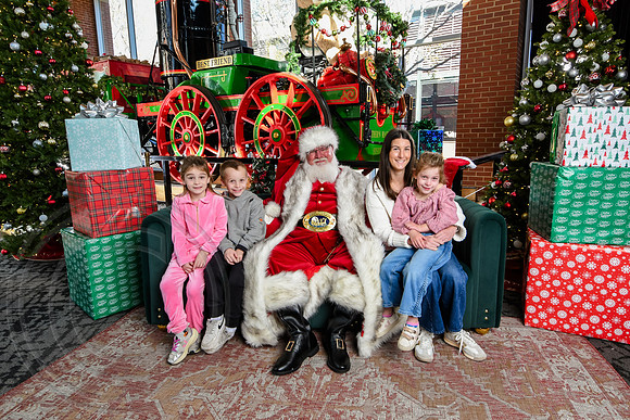 RKPhoto-2025-TheCharlestonSanta-Nov28-0289