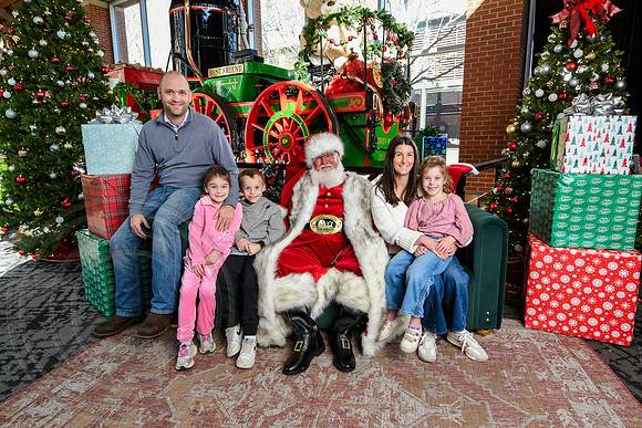 RKPhoto-2025-TheCharlestonSanta-Nov28-0290