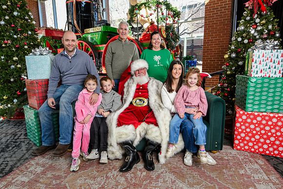 RKPhoto-2025-TheCharlestonSanta-Nov28-0291