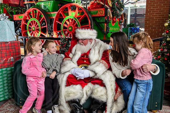 RKPhoto-2025-TheCharlestonSanta-Nov28-0292