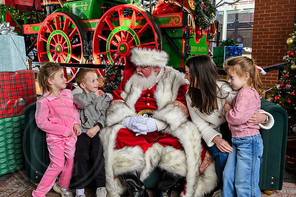 RKPhoto-2025-TheCharlestonSanta-Nov28-0293