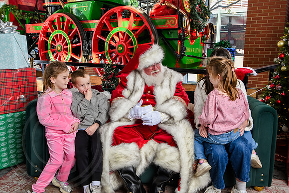RKPhoto-2025-TheCharlestonSanta-Nov28-0294