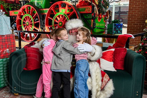 RKPhoto-2025-TheCharlestonSanta-Nov28-0295