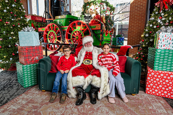 RKPhoto-2025-TheCharlestonSanta-Nov28-0296