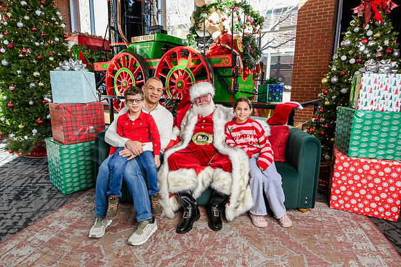 RKPhoto-2025-TheCharlestonSanta-Nov28-0297