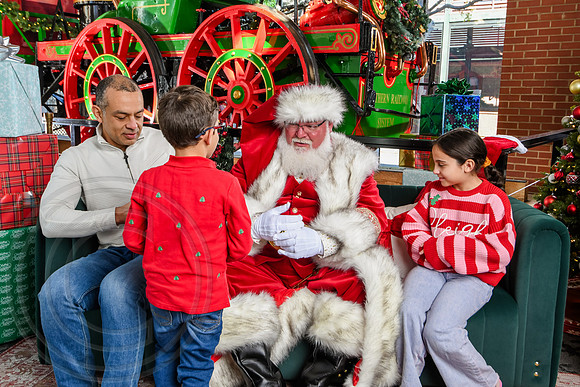 RKPhoto-2025-TheCharlestonSanta-Nov28-0298