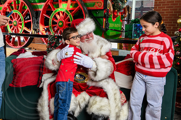 RKPhoto-2025-TheCharlestonSanta-Nov28-0299