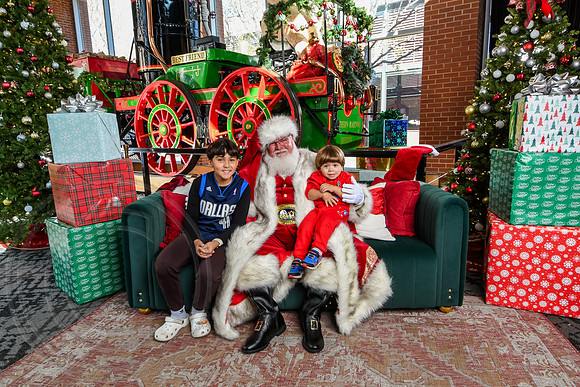 RKPhoto-2025-TheCharlestonSanta-Nov28-0301