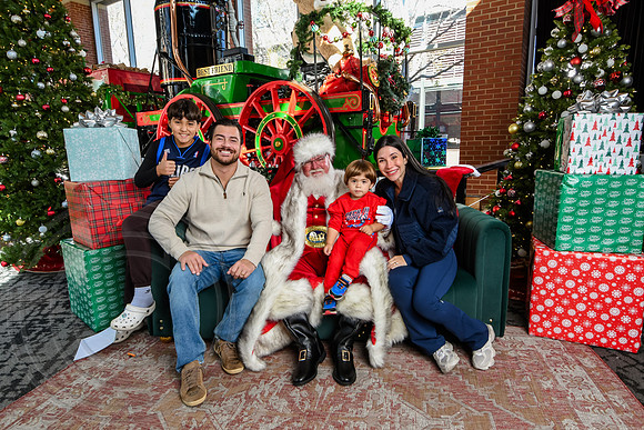 RKPhoto-2025-TheCharlestonSanta-Nov28-0302