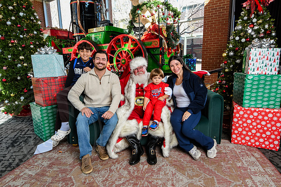 RKPhoto-2025-TheCharlestonSanta-Nov28-0303