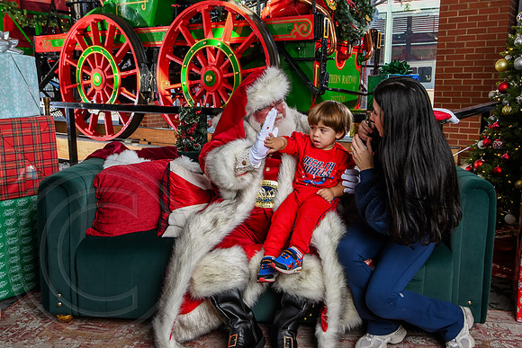 RKPhoto-2025-TheCharlestonSanta-Nov28-0304