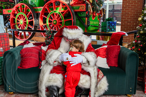 RKPhoto-2025-TheCharlestonSanta-Nov28-0306