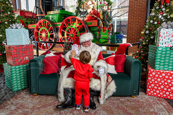 RKPhoto-2025-TheCharlestonSanta-Nov28-0307