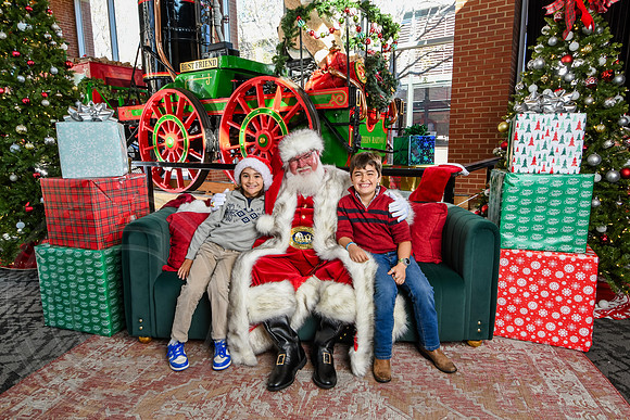 RKPhoto-2025-TheCharlestonSanta-Nov28-0308