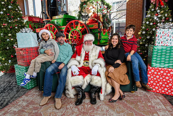 RKPhoto-2025-TheCharlestonSanta-Nov28-0309