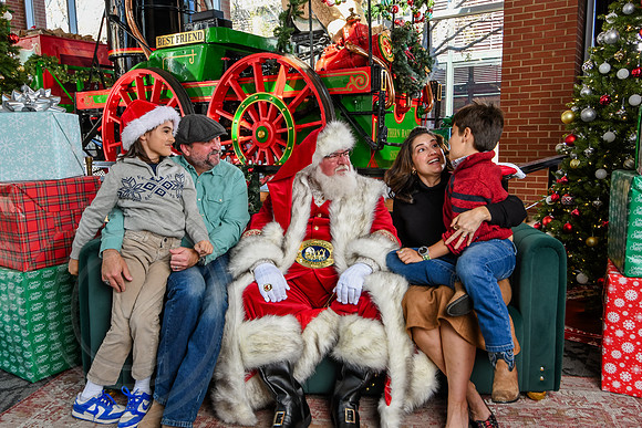 RKPhoto-2025-TheCharlestonSanta-Nov28-0310