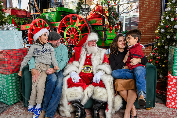 RKPhoto-2025-TheCharlestonSanta-Nov28-0311