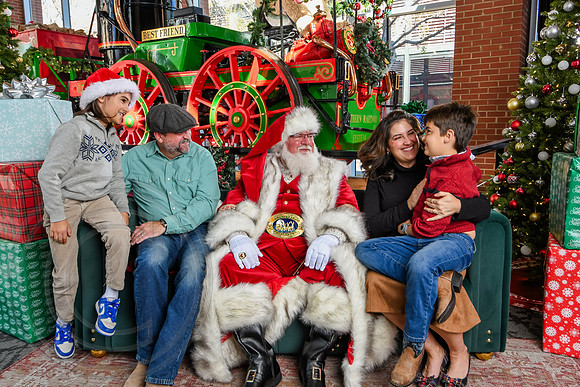 RKPhoto-2025-TheCharlestonSanta-Nov28-0312