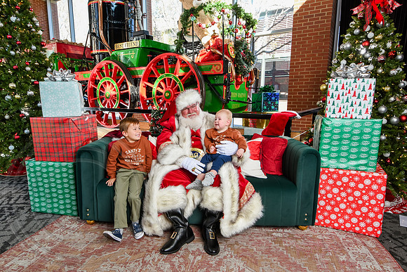 RKPhoto-2025-TheCharlestonSanta-Nov28-0313