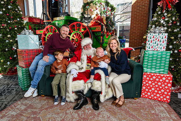 RKPhoto-2025-TheCharlestonSanta-Nov28-0314