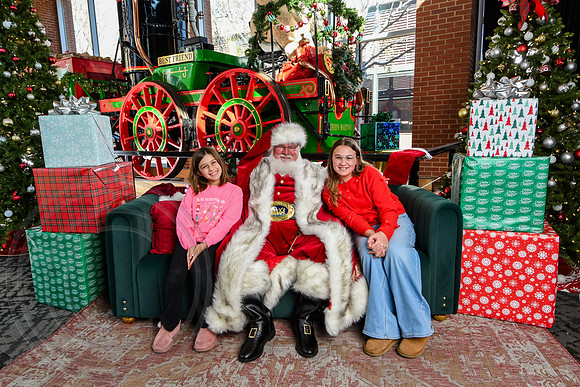 RKPhoto-2025-TheCharlestonSanta-Nov28-0316