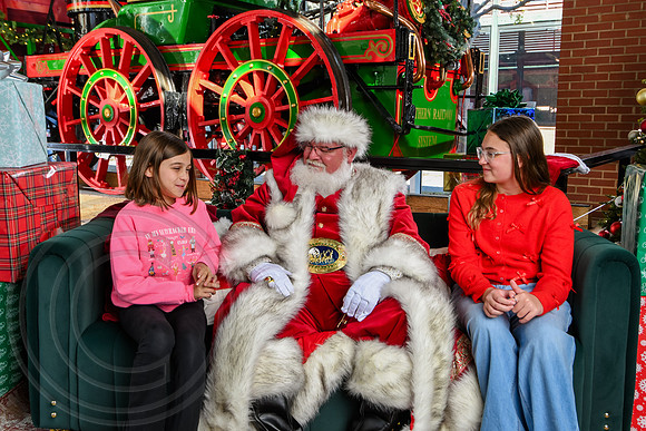 RKPhoto-2025-TheCharlestonSanta-Nov28-0317