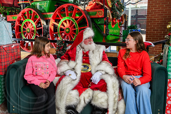 RKPhoto-2025-TheCharlestonSanta-Nov28-0318
